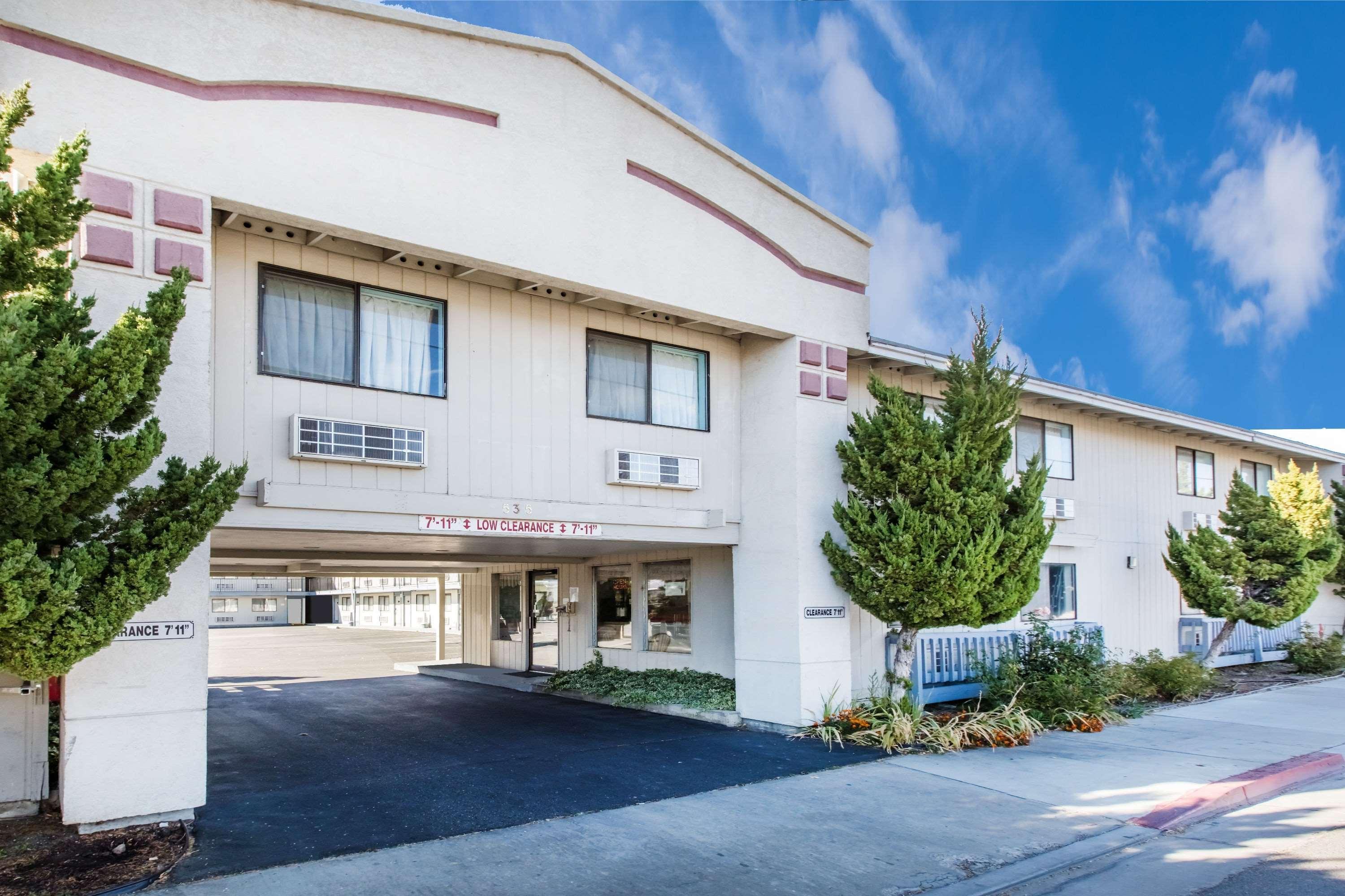 Super 8 By Wyndham Bishop Exterior foto